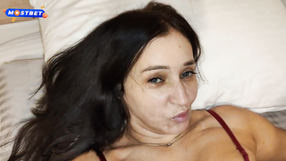 Пока я хожу по номеру отеля в нижнем белье, пасынок на меня дрочит